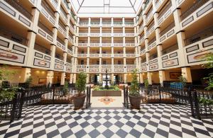 un vestíbulo vacío de un edificio con una fuente en PortAventura Hotel Gold River - Includes PortAventura Park Tickets, en Salou