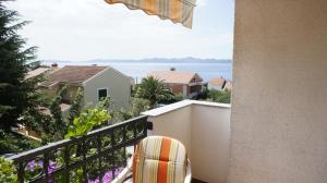 balcón con vistas al océano en Apartments Buljan, en Kožino