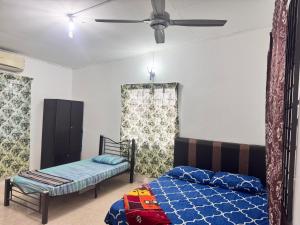 Кровать или кровати в номере Amiera Homestay Kuala Terengganu