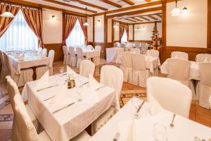 ein Festsaal mit weißen Tischen und Stühlen in der Unterkunft Hotel Knez in Kupres