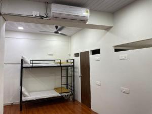 Postel nebo postele na pokoji v ubytování Grand Dyad Hotel - Near Kokilaben Hospital Andheri West