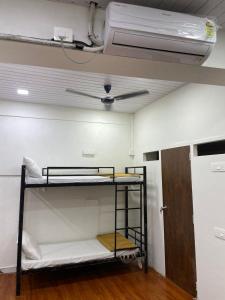 Postel nebo postele na pokoji v ubytování Grand Dyad Hotel - Near Kokilaben Hospital Andheri West