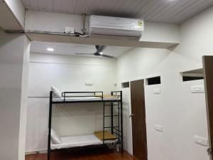 Palanda nebo palandy na pokoji v ubytování Grand Dyad Hotel - Near Kokilaben Hospital Andheri West