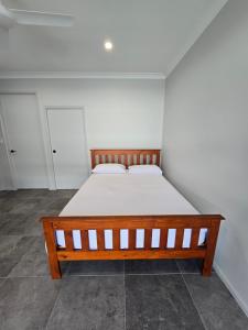 Postel nebo postele na pokoji v ubytování 41RedPebbles Villa in Redlynch,Cairns QLD