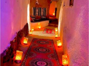 a stairway with lights and a red rug and a room at Palais d'or in Taghit