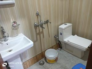 Koupelna v ubytování Devalsari Homestay