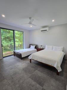 Postel nebo postele na pokoji v ubytování 41RedPebbles Villa in Redlynch,Cairns QLD