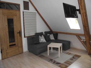 een woonkamer met een bank en een tv bij Ferienhaus Schneiders in Kröv