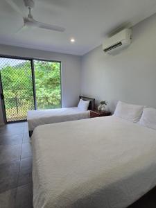 Postel nebo postele na pokoji v ubytování 41RedPebbles Villa in Redlynch,Cairns QLD