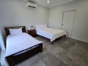 Postel nebo postele na pokoji v ubytování 41RedPebbles Villa in Redlynch,Cairns QLD