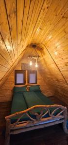Ένα ή περισσότερα κρεβάτια σε δωμάτιο στο Camping Merisor-Banita Hunedoara