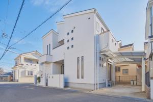 泉佐野市にある楽の宿椿の通り沿いにある白い建物