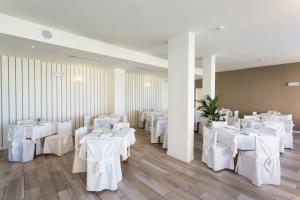 A restaurant or other place to eat at Hotel Nettuno Még 29 kép