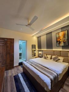 a bedroom with a large bed and a ceiling at Hotel Fortune in Ayodhya