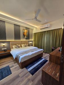 a bedroom with a large bed in a room at Hotel Fortune in Ayodhya