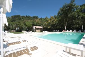 Bazén v ubytování Logis Hôtel Restaurant Le Domaine de l'Eau Vive nebo v jeho okolí
