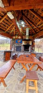 einem Picknicktisch und einem Herd in einer Hütte in der Unterkunft Vlad De Săliște in Săliştea de Sus