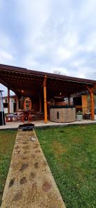 ein Pavillon mit einem Picknicktisch im Gras in der Unterkunft Vlad De Săliște in Săliştea de Sus + 20 Fotos