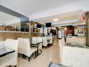 Sohvabaar või baar majutusasutuses OYO 253 KK 11 Boutique Inn