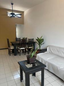 ein Wohnzimmer mit Couch und Tisch in der Unterkunft Encantador departamento a solo 7 minutos caminando de la playa in Puerto Escondido