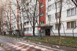 モスクワにあるGoodSleep Kirovogradskaya 24の白い建物の前の空き道