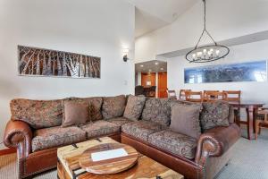 un salon avec un canapé et une table dans l'établissement 1311 - Three Bedroom Deluxe Eagle Springs West condo, à Solitude