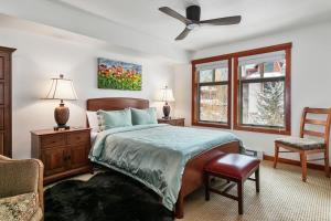 une chambre avec un lit et un ventilateur de plafond dans l'établissement 1311 - Three Bedroom Deluxe Eagle Springs West condo, à Solitude 14 autres photos