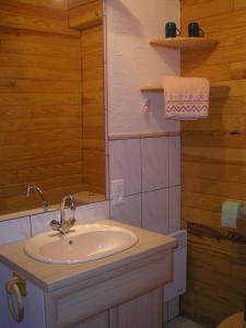 Phòng tắm tại Chambre D'hôtes Myrtille