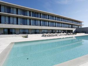 una grande piscina di fronte a un edificio di Montebelo Vista Alegre Ílhavo Hotel a Ílhavo