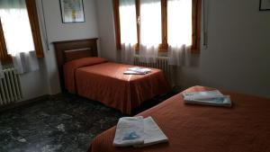 Un pat sau paturi într-o cameră la Albergo Sonia