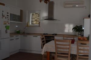 Kuchyň nebo kuchyňský kout v ubytování Apartment Klara