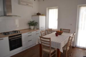 Kuchyň nebo kuchyňský kout v ubytování Apartment Klara
