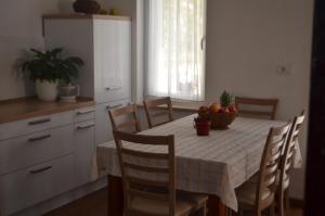 Kuchyň nebo kuchyňský kout v ubytování Apartment Klara