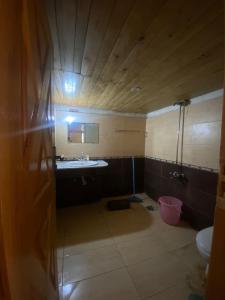 Ένα μπάνιο στο Cozy Furnished 1-Bed Apt