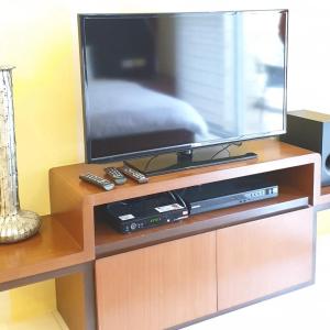 Televiisor ja/või meelelahutuskeskus majutusasutuses Luxurious Family Room Pico de Loro