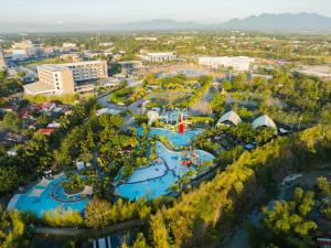 Bazén v ubytování SixtyFifth Destination Resort Hotel nebo v jeho okolí
