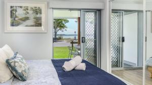 Un dormitorio con una cama con dos almohadas encima. en 'bribie Beach Apartment', en Bellara