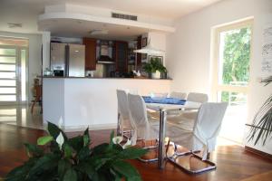 Kuchyň nebo kuchyňský kout v ubytování Apartment Hedera A14