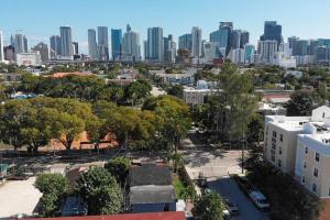 uma vista aérea do horizonte da cidade com edifícios altos em Prestige Brickell Miami Suite em Miami