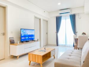 芝卡朗Good Place and Elegant 3BR Meikarta Apartment By Travelio的带电视和沙发的客厅