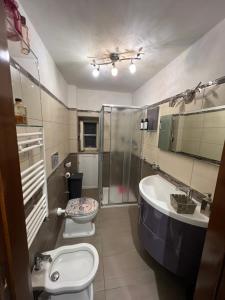 Un baño con lavabo, bañera e inodoro. en La casetta di lalla, en Civitavecchia