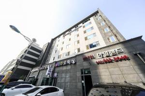 a building with cars parked in front of it at Daecheon Island Hotel in Koryŏng
