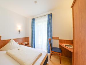 Hotel Waldhof tesisinde bir odada yatak veya yataklar