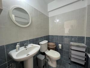 Galeriebild der Unterkunft Nice 1 Bedroom Apartment in Chloraka with a Garden in Paphos City