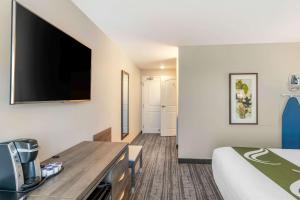 TV a/nebo společenská místnost v ubytování Quality Inn & Suites Amsterdam