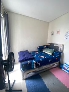 Ένα ή περισσότερα κρεβάτια σε δωμάτιο στο Villa Rumah Kakak Adek