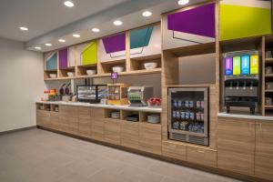 a restaurant with a pharmacyacistacistasteryasteryasteryasteryasteryasteryasteryasteryastery at Home2 Suites By Hilton Sanford Orlando North in Sanford