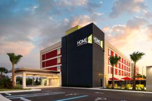 un edificio con un letrero de depósito en él en Home2 Suites By Hilton Winter Haven, en Winter Haven