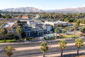 una vista aérea de una ciudad con palmeras en MainStay Suites Moreno Valley Near March Air Reserve Base, en Moreno Valley