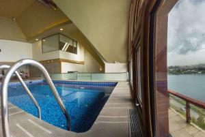 Piscina di Wyndham Puerto Varas Pettra o nelle vicinanze
